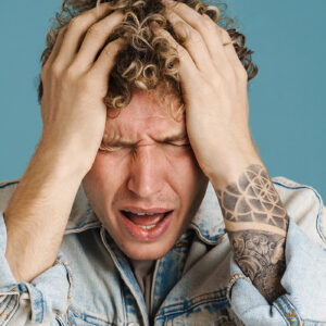 Mensch in emotional belastender Situation fasst sich an den Kopf - Fachmodul - Autismus, Angst, Depression - kein Tabu - Lebenshilfe Alfeld