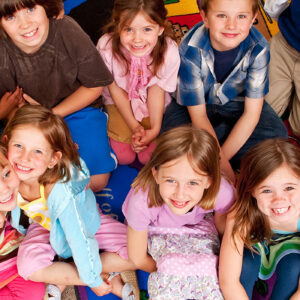 Diverse Kindergruppe im Kreis auf buntem Lernteppich fotografiert - Basisfortbildung Autismus im Kindergartenalltag Lebenshilfe Alfeld