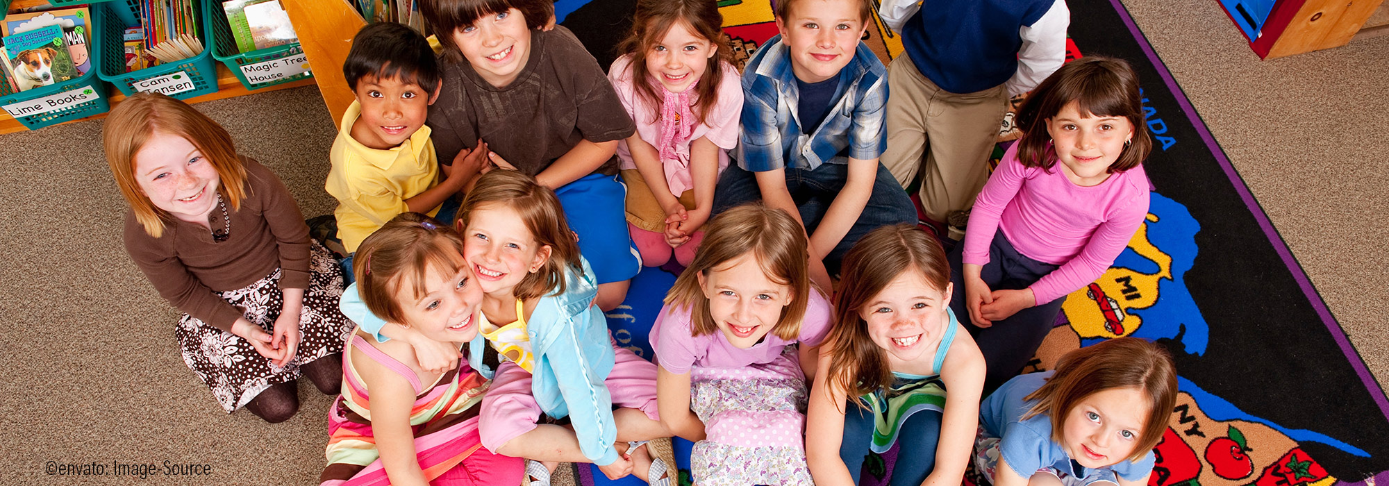 Diverse Kindergruppe im Kreis auf buntem Lernteppich fotografiert - Basisfortbildung Autismus im Kindergartenalltag Lebenshilfe Alfeld