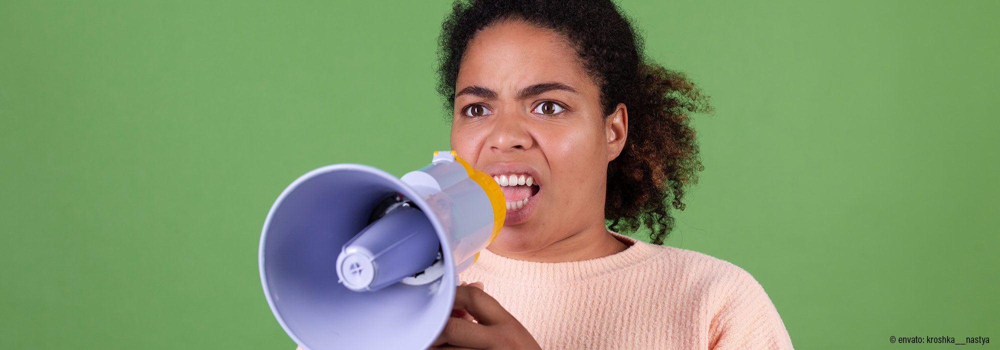 Frau ruft entschlossen in blaues Megafon vor grünem Hintergrund - NEAS Impulsvortrag Dampf ablassen Was ich immer schon mal sagen wollte Lebenshilfe