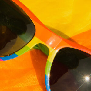 Bunte Sonnenbrille auf leuchtend gelbem Strandtuch - Ferienwoche Zeit für mich Lebenshilfe Alfeld