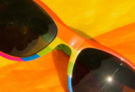 Bunte Sonnenbrille auf leuchtend gelbem Strandtuch - Ferienwoche Zeit für mich Lebenshilfe Alfeld
