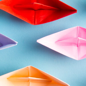 Vielfältige Wege zur Inklusion symbolisiert durch bunte Papierboote - Fortbildungsreihe der Mobilen Inklusionsberatung Lebenshilfe Alfeld