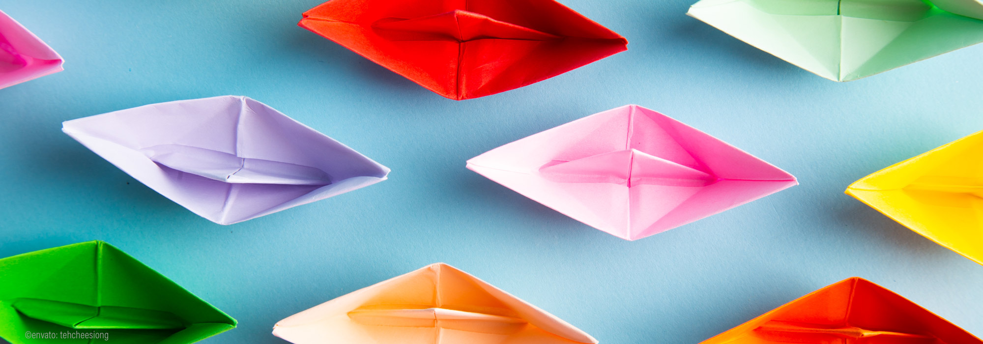 Vielfältige Wege zur Inklusion symbolisiert durch bunte Papierboote - Fortbildungsreihe der Mobilen Inklusionsberatung Lebenshilfe Alfeld