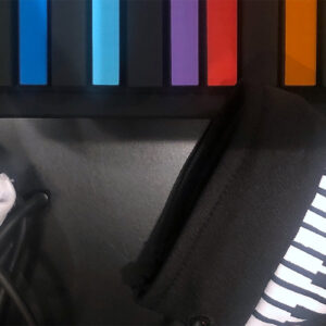 Handschuhe mit Musiksymbolen auf farbigem Keyboard - Fachmodul - Das Leben ist doch kein Wunschkonzert - Lebenshilfe Alfeld