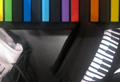 Handschuhe mit Musiksymbolen auf farbigem Keyboard - Fachmodul - Das Leben ist doch kein Wunschkonzert - Lebenshilfe Alfeld