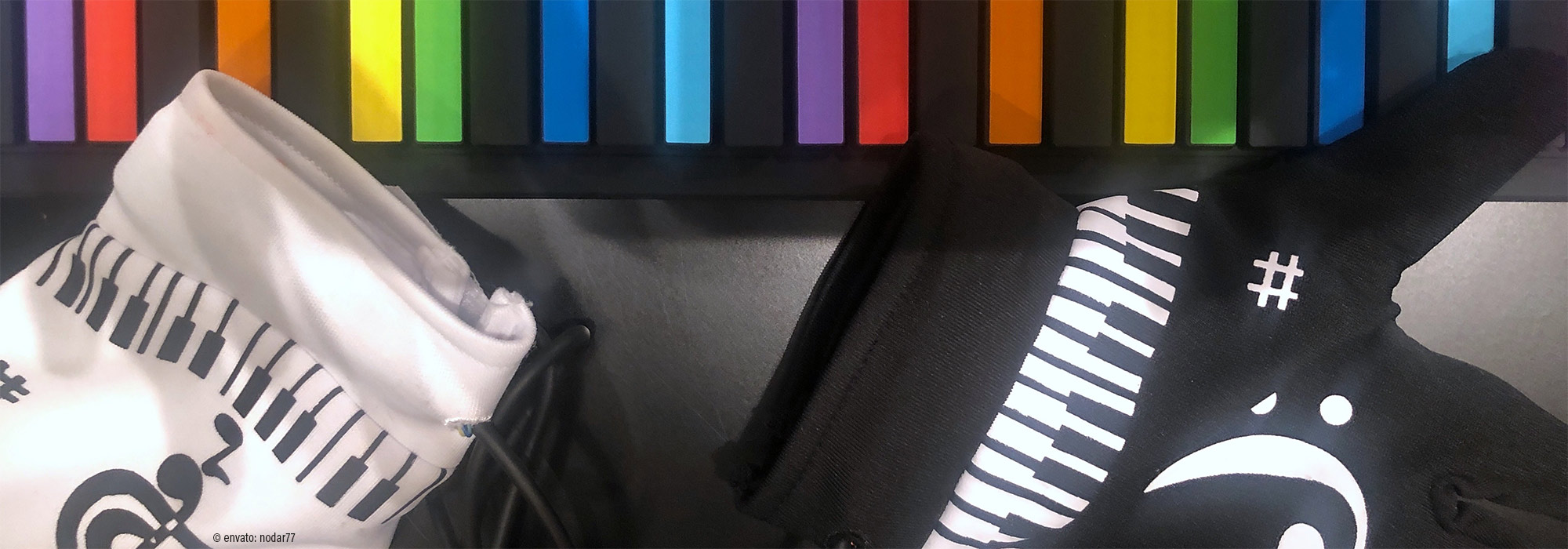 Handschuhe mit Musiksymbolen auf farbigem Keyboard - Fachmodul - Das Leben ist doch kein Wunschkonzert - Lebenshilfe Alfeld