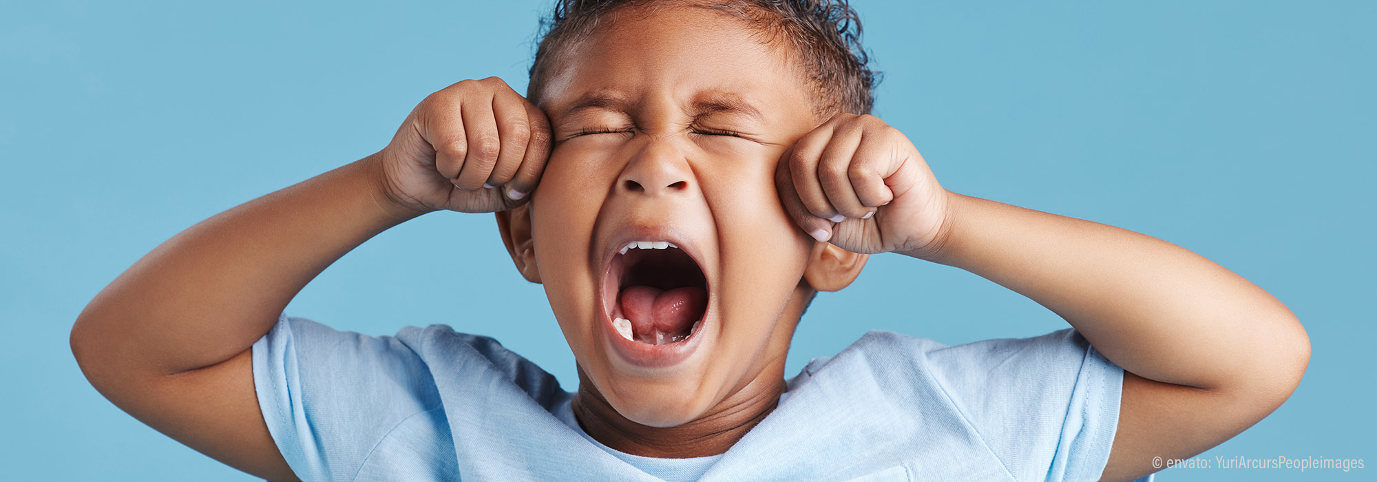 Kind schreit mit geschlossenen Augen und geballten Fäusten - NEKI Impulsvortrag Meltdown Wutausbruch herausfordernde Verhaltensweisen Autismus Lebenshilfe