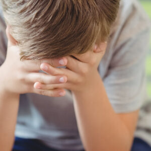 Kind in Überlastungssituation verbirgt Gesicht in Händen - Fachmodul Meltdown Overload herausforderndes Verhalten Wege aus Krise Autismus Lebenshilfe