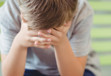 Kind in Überlastungssituation verbirgt Gesicht in Händen - Fachmodul Meltdown Overload herausforderndes Verhalten Wege aus Krise Autismus Lebenshilfe
