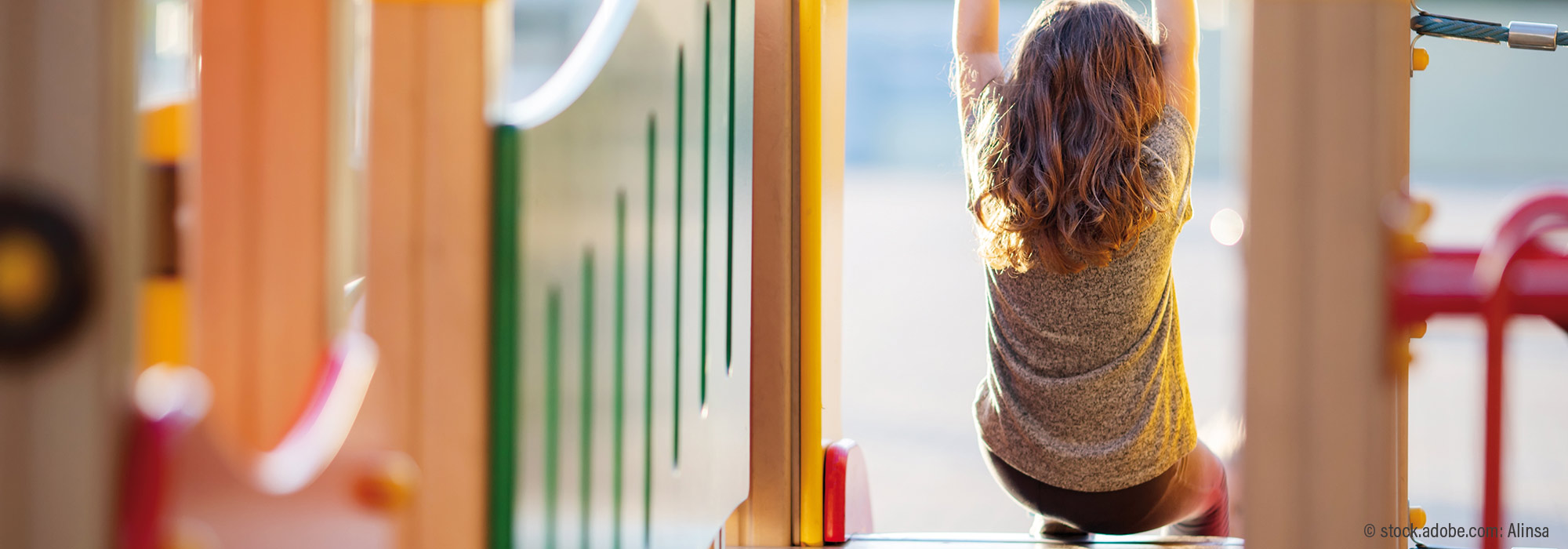 Kind von hinten sitzt auf Spielplatzrutsche und blickt hinaus - NEAS Impuls Neues Kind und ich weiß kaum was