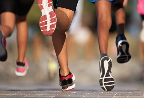 Läufer verschiedener Menschen in Bewegung mit farbigen Sportschuhen - Fachmodul Autismus und Sport Lösungen bieten durch Bewegung und Beziehung