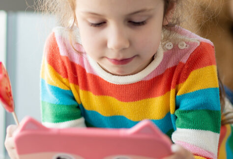 Kind im Vorschulalter konzentriert am Tablet - NEKI Impulsvortrag zu digitalen Medien in der frühen Kindheit Tablets statt Teddys Lebenshilfe Alfeld