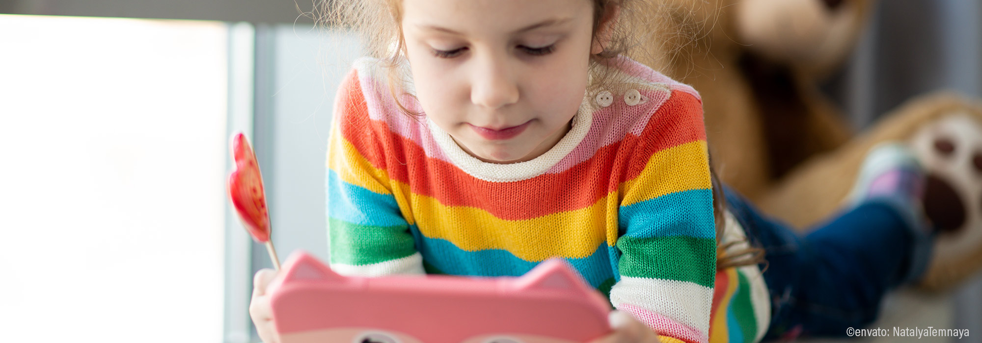 Kind im Vorschulalter konzentriert am Tablet - NEKI Impulsvortrag zu digitalen Medien in der frühen Kindheit Tablets statt Teddys Lebenshilfe Alfeld