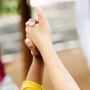 Gemeinsame Bewegungsübung Hand in Hand - Heilpädagogischer Workshop - Lass uns in Bewegung bleiben -Lebenshilfe Alfeld