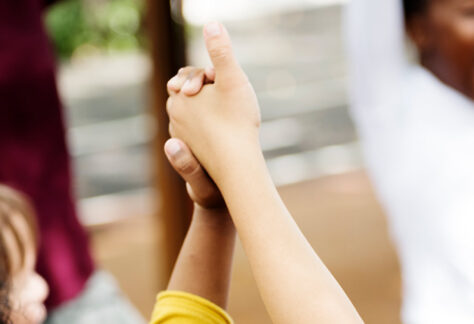 Gemeinsame Bewegungsübung Hand in Hand - Heilpädagogischer Workshop - Lass uns in Bewegung bleiben -Lebenshilfe Alfeld