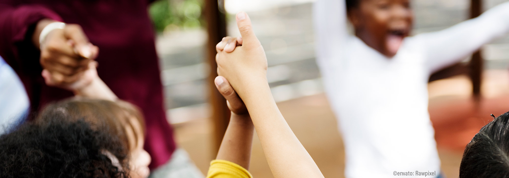 Gemeinsame Bewegungsübung Hand in Hand - Heilpädagogischer Workshop - Lass uns in Bewegung bleiben -Lebenshilfe Alfeld