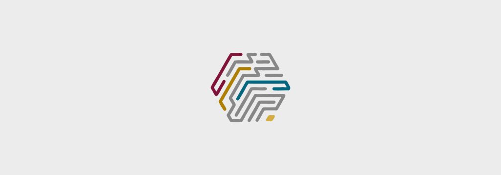 Ein sechseckiges Logo, das aus miteinander verbundenen Linien in den Farben Burgunderrot, Gold, Blaugrün und Grau besteht.